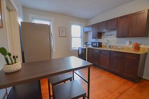 Lovely 3-Bedroom Apt with free parking