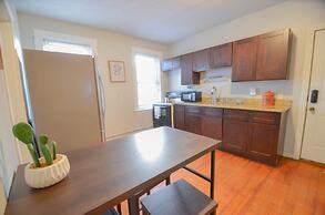 Lovely 3-Bedroom Apt with free parking