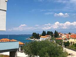 Schöne Ferienwohnung mit Terrasse, Roses