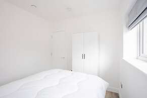 Designer 2 Bedroom Apartment in West London