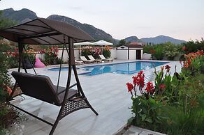 Beautiful 4-bed Villa Private Pools