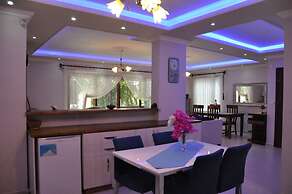 Beautiful 4-bed Villa Private Pools