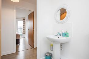 Impeccable 2-bed Apartment in Romford