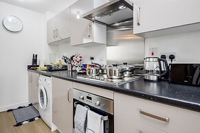 Impeccable 2-bed Apartment in Romford