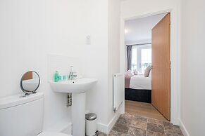 Impeccable 2-bed Apartment in Romford