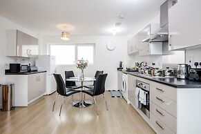Impeccable 2-bed Apartment in Romford