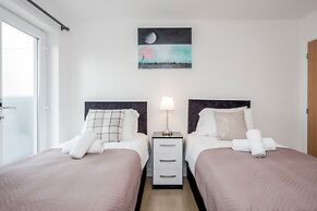 Impeccable 2-bed Apartment in Romford