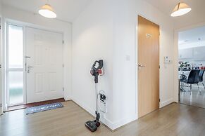Impeccable 2-bed Apartment in Romford