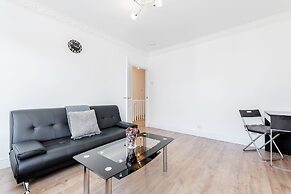 Charming 3-bed Apartment in Romford