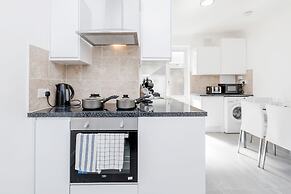 Charming 3-bed Apartment in Romford