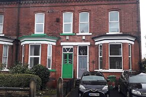 Grand 3-bed Quasi Semi House in Manchester