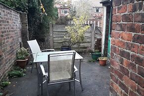 Grand 4-bed Quasi Semi House in Manchester