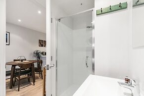 Chic 2BR Pool & Gym - Steps to Ponsonby