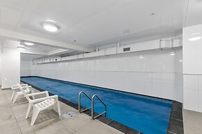 Chic 2BR Pool & Gym - Steps to Ponsonby