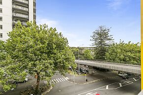 Chic 2BR Pool & Gym - Steps to Ponsonby