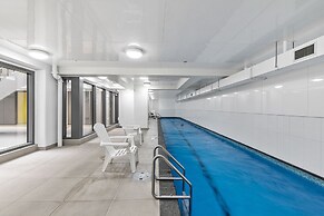 Chic 2BR Pool & Gym - Steps to Ponsonby