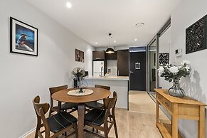 Chic 2BR Pool & Gym - Steps to Ponsonby