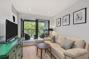 Chic 2BR Pool & Gym - Steps to Ponsonby