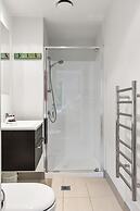 Chic 2BR Pool & Gym - Steps to Ponsonby