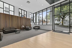 Chic 2BR Pool & Gym - Steps to Ponsonby