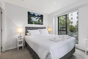Chic 2BR Pool & Gym - Steps to Ponsonby