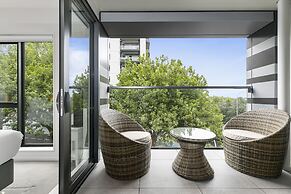 Chic 2BR Pool & Gym - Steps to Ponsonby
