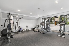 Chic 2BR Pool & Gym - Steps to Ponsonby