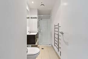 Chic 2BR Pool & Gym - Steps to Ponsonby