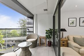 Chic 2BR Pool & Gym - Steps to Ponsonby