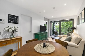 Chic 2BR Pool & Gym - Steps to Ponsonby