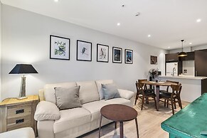 Chic 2BR Pool & Gym - Steps to Ponsonby