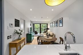 Chic 2BR Pool & Gym - Steps to Ponsonby