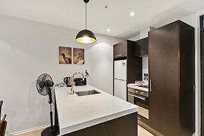 Chic 2BR Pool & Gym - Steps to Ponsonby