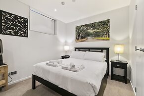Chic 2BR Pool & Gym - Steps to Ponsonby