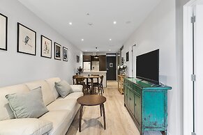 Chic 2BR Pool & Gym - Steps to Ponsonby