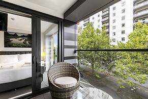 Chic 2BR Pool & Gym - Steps to Ponsonby