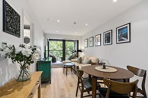 Chic 2BR Pool & Gym - Steps to Ponsonby