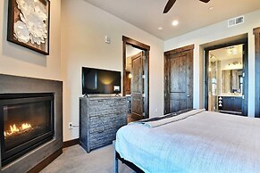 Blackstone Beauty 2 Bedroom Condo by RedAwning