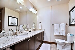 Blackstone Beauty 2 Bedroom Condo by RedAwning