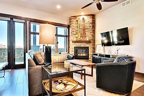 Blackstone Beauty 2 Bedroom Condo by RedAwning