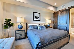 Blackstone Beauty 2 Bedroom Condo by RedAwning