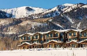 Blackstone Beauty 2 Bedroom Condo by RedAwning