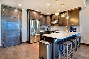 Blackstone Beauty 2 Bedroom Condo by RedAwning