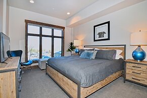 Blackstone Beauty 2 Bedroom Condo by RedAwning