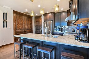 Blackstone Beauty 2 Bedroom Condo by RedAwning