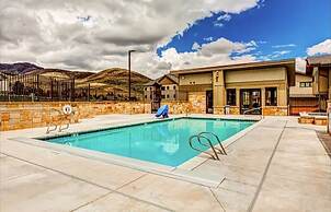 Blackstone Beauty 2 Bedroom Condo by RedAwning