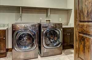 Blackstone Beauty 2 Bedroom Condo by RedAwning