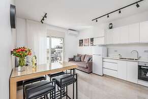 Stunning ONE bdr big Balcony