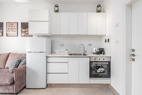 Stunning ONE bdr big Balcony