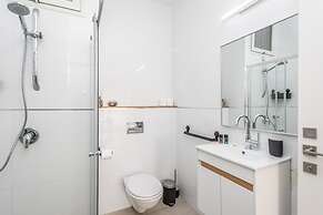 Stunning ONE bdr big Balcony